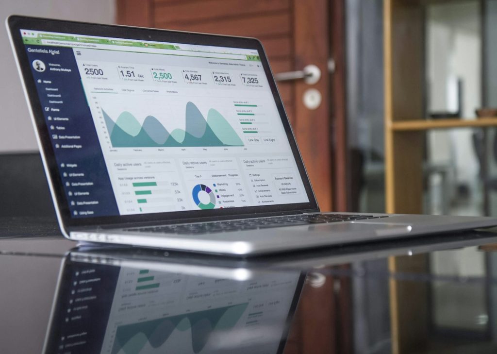 Panel de analítica web con métricas SEO en un portátil