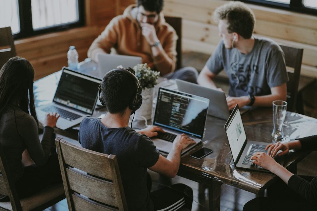 Equipo de consultores SEO resolviendo dudas de clientes