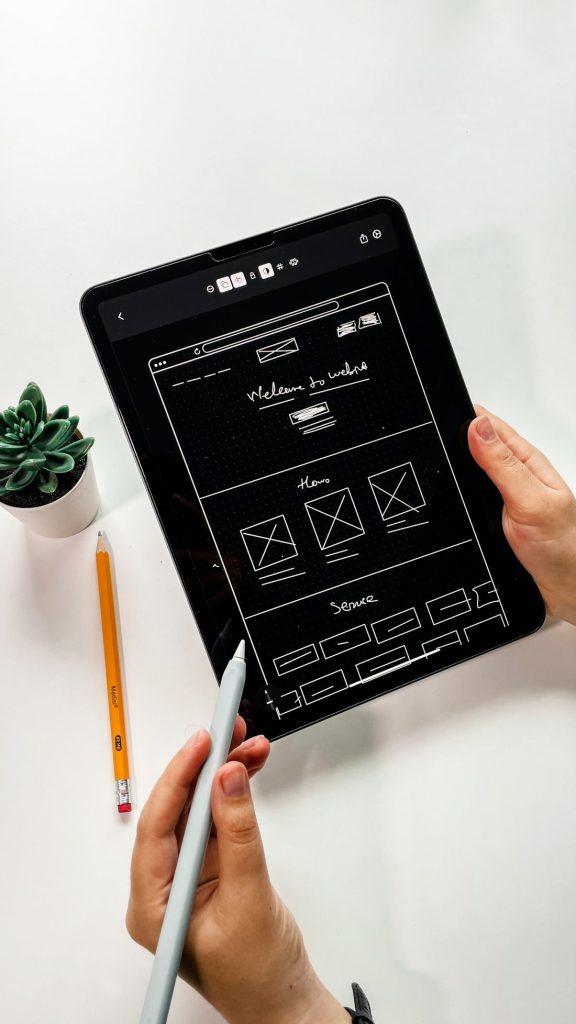 Wireframe de una web a medida durante la fase de diseño UX