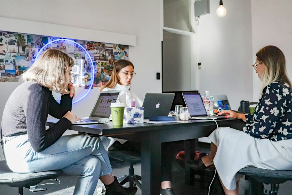 Equipo de la agencia de posicionamiento web trabajando