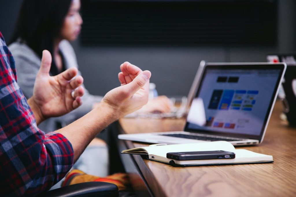 Expertos en Google Ads revisando campañas con un cliente