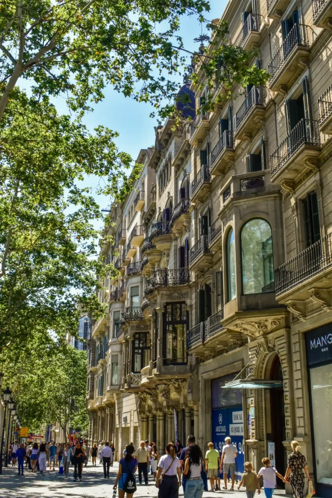 Calle del Eixample de Barcelona con comercios locales